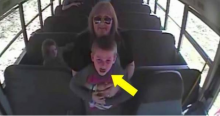 เสี้ยววินาที! หญิงขับรถบัส ช่วยชีวิต เด็กนักเรียนวัย 5 ขวบไว้ได้ วิธีของเธอช่างน่าทึ่ง! (คลิป) 