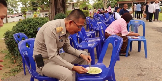 ใช่ท่านจริงๆใช่ไหม! นั่งกินขนมจีนบนเก้าอี้พลาสติก บอก พวกเราทานได้ผมก็ได้ ข้าราชการไทยต้องแบบนี้! 