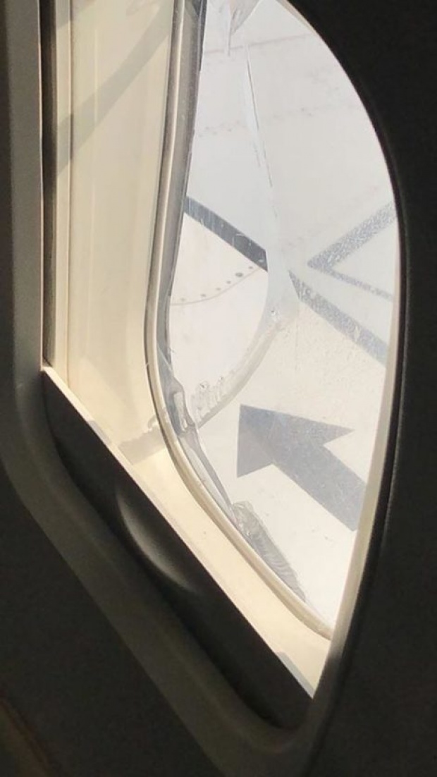 ระทึก! สายการบินดัง กระจกเครื่องแตกร้าวกลางอากาศ เร่งลงจอดฉุกเฉิน!