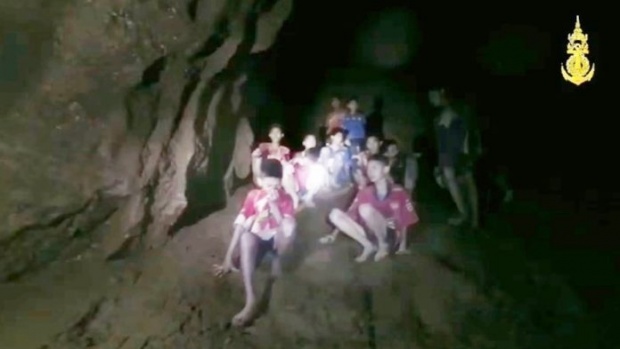 ภาพปริศนาโผล่อีก!! คลิปนาทีพบ 13 ชีวิตติดถ้ำหลวง ซูมในความมืดชัดๆ เห็นเต็มๆตา (มีคลิป)