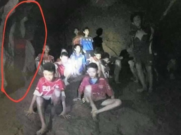 ภาพปริศนาโผล่อีก!! คลิปนาทีพบ 13 ชีวิตติดถ้ำหลวง ซูมในความมืดชัดๆ เห็นเต็มๆตา (มีคลิป)