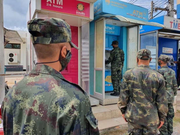 เปิดภาพชวนยิ้ม  ทหารเกณฑ์เข้าแถวรับเงินเดือนจากตู้ ATM 