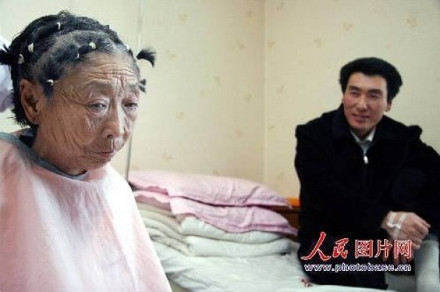 ตกใจแรง!! ยายวัย 71 ปี แต่งงานกับหนุ่มรุ่นลูก เธอตัดสินใจทำ ศัลยกรรม เพื่อเปลี่ยนตัวเองให้ดูดี!!