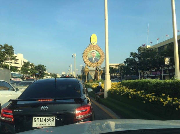 เมืองไทยทำอะไรก็ได้?!!ฝรั่งลงรถมาฉี่ใส่ต้นดาวเรือง บริเวณใกล้กับพระบรมฉายาลักษณ์ร.9