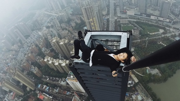 แฟนคลับช็อก! หนุ่มจีนนักเซลฟีหวาดเสียวปีนตึกมือเปล่า ตกตึกเสียชีวิต...โดยไม่มีใครรู้