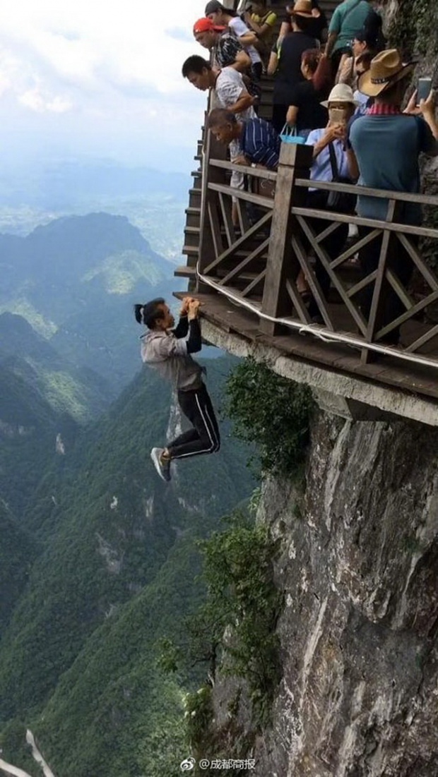 แฟนคลับช็อก! หนุ่มจีนนักเซลฟีหวาดเสียวปีนตึกมือเปล่า ตกตึกเสียชีวิต...โดยไม่มีใครรู้