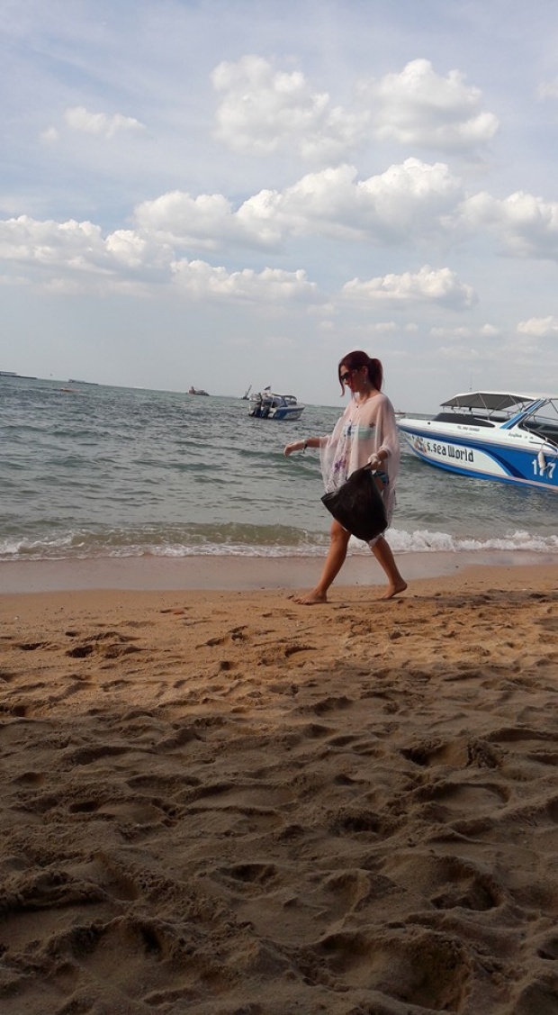 งดงาม!!สาวฝรั่งรักเมืองไทย เดินเก็บขยะทั่วหาดพัทยา!!