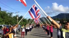 งดเซลฟี่!! ภาพประทับใจ ชาวบ้าน ต.ทุ่งใส ตั้งแถวถือธงชาติไทยให้พี่ตูนวิ่งลอดผ่านแทน