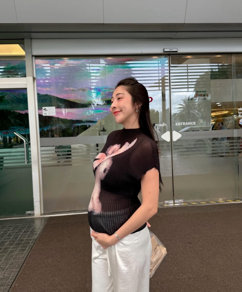 สาวคนดังเผยโฉมเบบี๋ในท้อง หน้าฟ้าประทานมาก