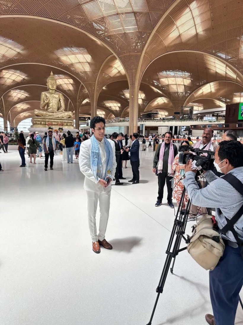 พระเอกอินเดียดังถือธงไทย ประกาศลาออกทูตสันถวไมตรีท่องเที่ยวกัมพูชา