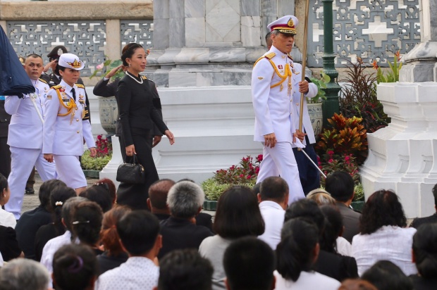 เกรงใจพสกนิกร!!!”ดี้ นิติพงษ์” เห็น ร.10 เวียนเทียนกับพระธิดา จู่ๆ ลงจากรถพระที่นั่ง..ฝนตก