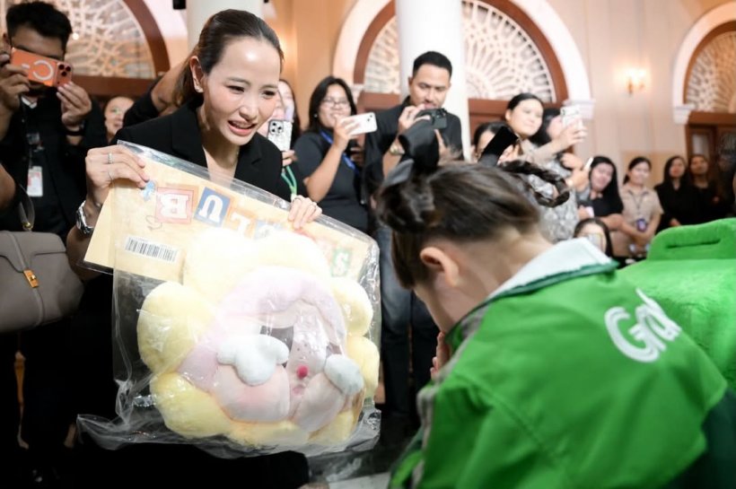 ภริยาอนุทิน อวดภาพยิ้มแก้มปริ ได้กระทบไหล่น้องเกล