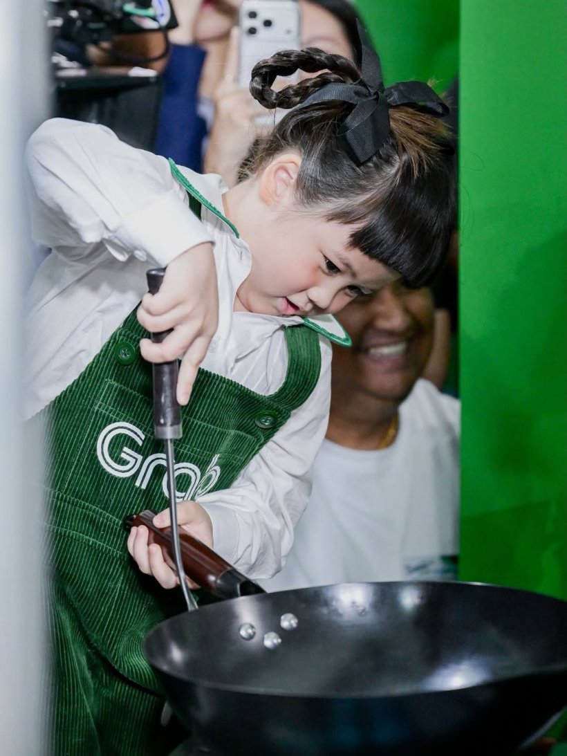 ภริยาอนุทิน อวดภาพยิ้มแก้มปริ ได้กระทบไหล่น้องเกล