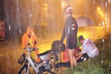 น่ายกย่อง!!! “เเม่-ลูกจอดรถช่วยเหลือคนเจ็บ” ท่ามกลางสายฝนที่ตกอย่างหนัก!