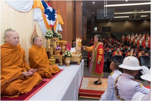 กรมสมเด็จพระเทพรัตนราชสุดา ฯ พระราชทานปริญญาบัตร สายน้ำเกลือยังติดข้อพระหัตถ์