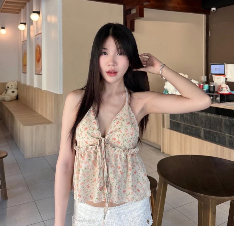 เเห่เปิดวาร์ป น้องเบนซ์ เพื่อนขนม ทำโหนกระเเสสะเทือน สวยออร่าพุ่ง