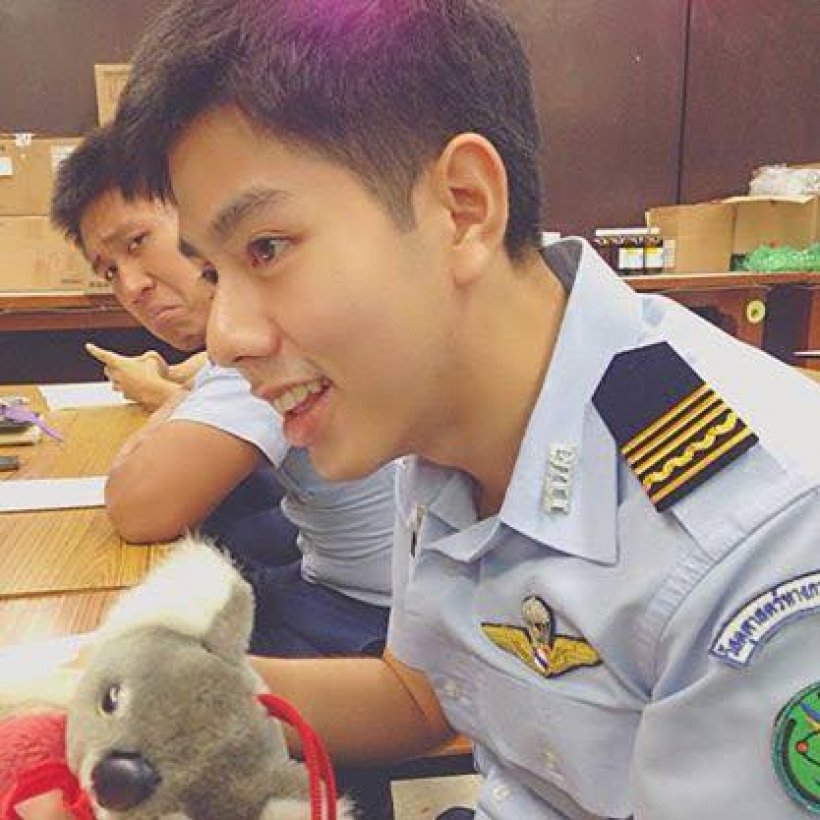 ไวรัลแล้ว นักบิน F16 หน้าตาดีทั้งหล่อทั้งเท่ห์คนนี้ ที่แท้....