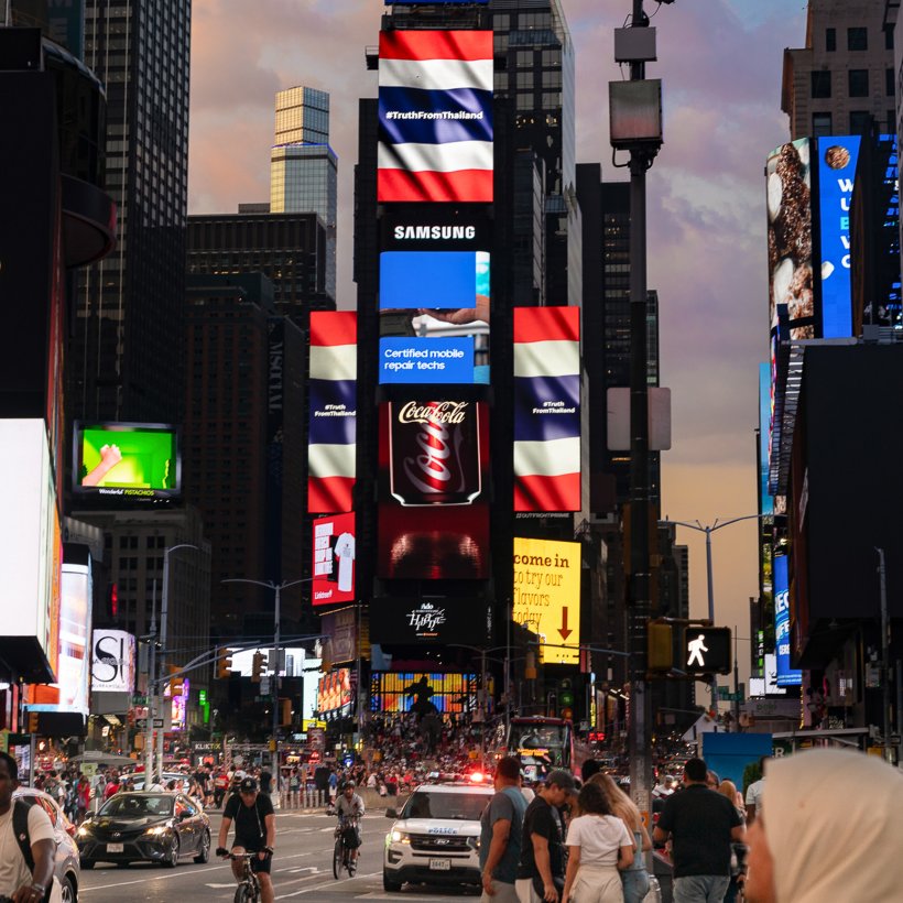 ทำความรู้จัก บี ปรินทร์ ผู้พาธงชาติไทยโบกกลาง Times Square