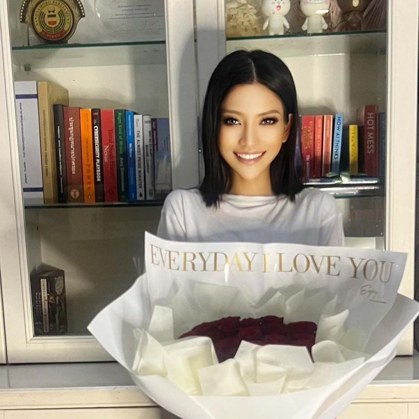 ส่องโพสต์ ธิษะณา หัวใจสีชมพู? อุ้มกุหลาบช่อโต มาช้าแต่มานะ