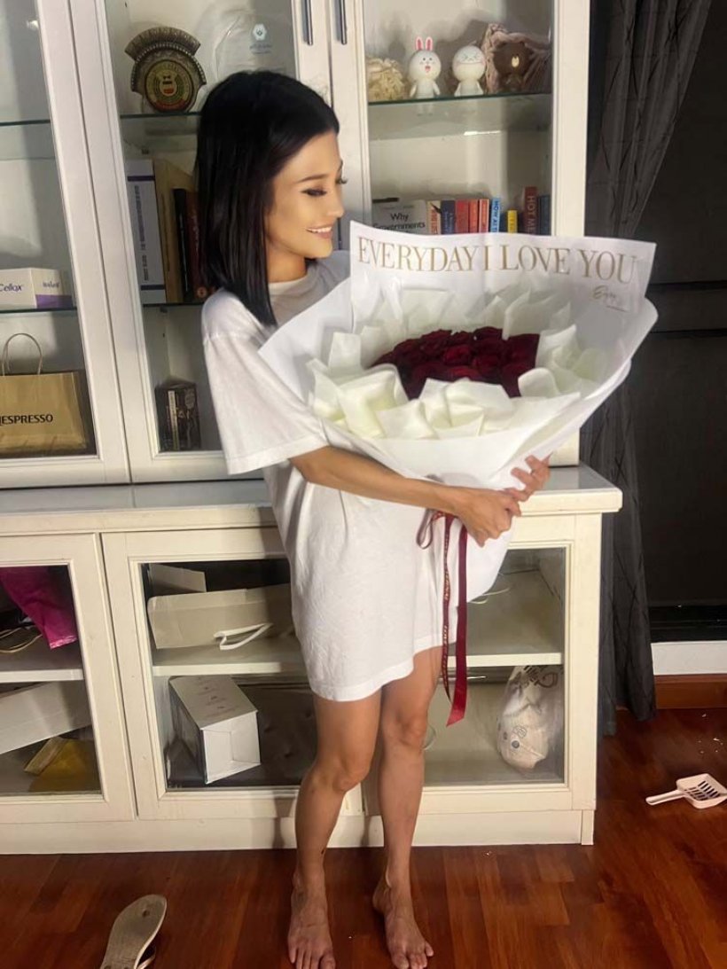 ส่องโพสต์ ธิษะณา หัวใจสีชมพู? อุ้มกุหลาบช่อโต มาช้าแต่มานะ