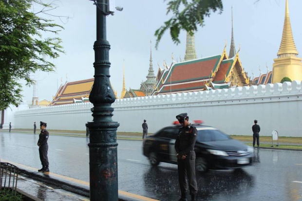 ชาวเน็ตชื่นชมตำรวจยืนตากฝน เฝ้าอารักขา บริเวณหน้าพระบรมมหาราชวัง