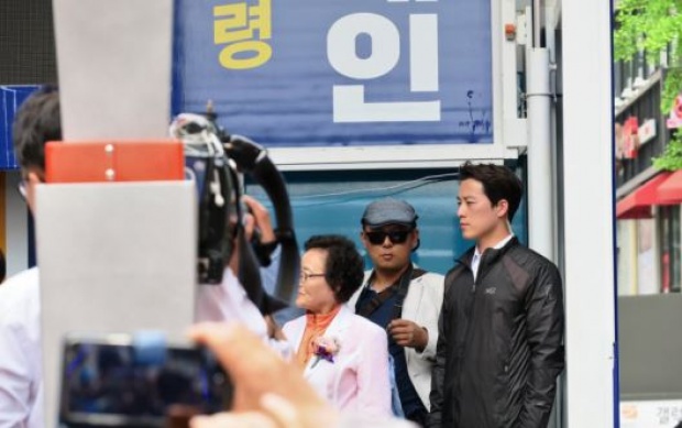 ชาวเน็ตเกาหลีขยี้ตาพัง!!! ภาพบอดี้การ์ดชายของประธานาธิบดีเกาหลีใต้คนใหม่