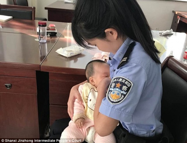ตำรวจหญิงป้อนนมจากอกให้ลูกน้อยวัย 4 เดือนของผู้ต้องหาที่กำลังถูกพิพากษาในศาล