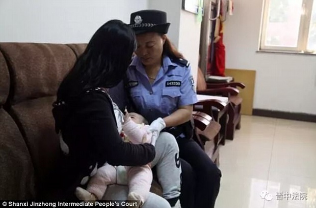 ตำรวจหญิงป้อนนมจากอกให้ลูกน้อยวัย 4 เดือนของผู้ต้องหาที่กำลังถูกพิพากษาในศาล