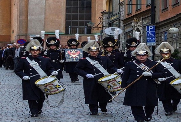 กองทหารเกียรติยศสวีเดน เริ่มพิธีอัญเชิญพระราชลัญจกรพิเศษ ในหลวง ร.9(คลิป)