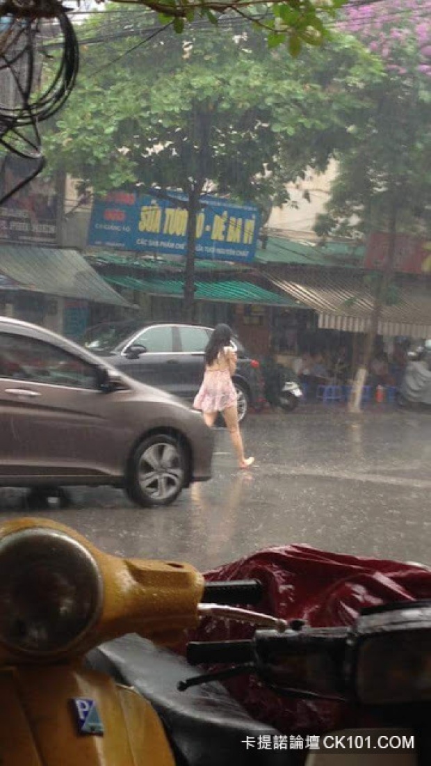 สาวสวยเดินเท้าเปล่ากลางถนน แถมฝนตกหนัก! พอจ้องใกล้ๆ รู้สาเหตุที่รถติด มองเหลียวหลังคอแทบหัก!!