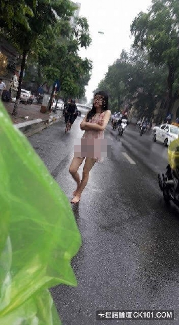 สาวสวยเดินเท้าเปล่ากลางถนน แถมฝนตกหนัก! พอจ้องใกล้ๆ รู้สาเหตุที่รถติด มองเหลียวหลังคอแทบหัก!!