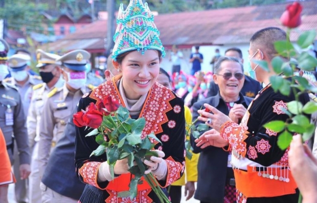 งามแต้งามว่า จุ๊บจิ๊บ ภริยา ธรรมนัส สวยสไตล์สาวเหนือในลุคผ้าไทย