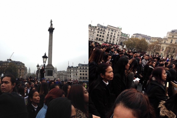 ชาวไทยที่อังกฤษแห่รวมตัวจัตุรัส Trafalgar square ร้องเพลงสรรเสริญพระบารมี