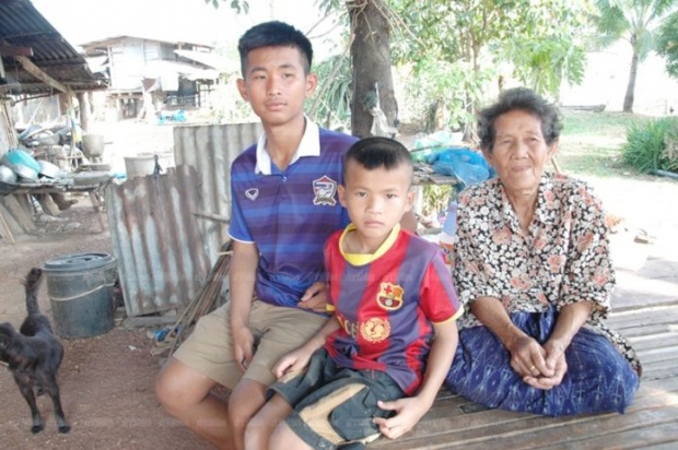 น้ำใจคนไทยไม่มีหมด !  ‘ น้องจอบ ’ นร.ม.2 ไม่มีพ่อแม่ เผาถ่านเลี้ยงน้อง บ้านหลังคารั่วจนนอนไม่ได้
