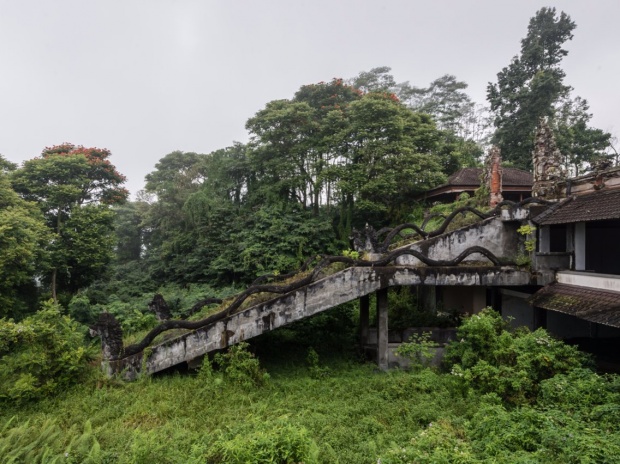 หนุ่มฝรั่งเศสถ่ายทอดความน่ากลัวของ ‘โรงแรมผี’ ณ เกาะบาหลี ที่ถูกธรรมชาติทวงคืน