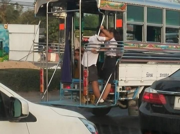 จับผิดภาพ!! มุมกล้องหรือจริง นักเรียนกอดจูบกันท้ายรถสองแถว