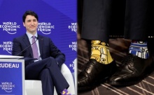นายกฯ แคนาดา กับการประชุมแต่ละครั้ง มีคนคอยลุ้นว่า ใส่ถุงเท้าลายอะไร?
