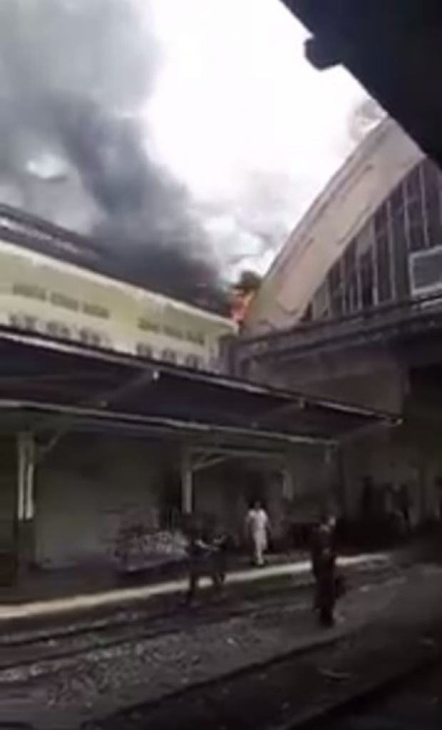 ไฟไหม้หลังคาสถานีรถไฟหัวลำโพง ล่าสุดควบคุมเพลิงได้แล้ว