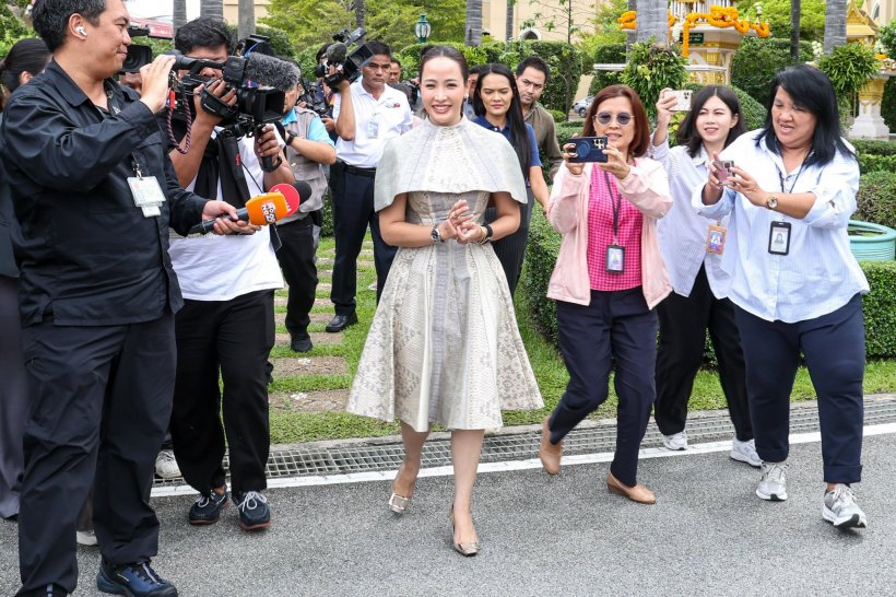 เปิดภาพภริยานายกฯ อนุทิน ขอพรสิ่งศักดิ์สิทธิ์ที่ทำเนียบ
