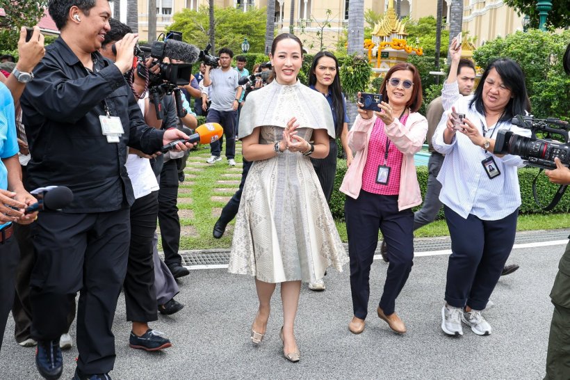 เปิดภาพภริยานายกฯ อนุทิน ขอพรสิ่งศักดิ์สิทธิ์ที่ทำเนียบ