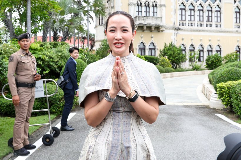 เปิดภาพภริยานายกฯ อนุทิน ขอพรสิ่งศักดิ์สิทธิ์ที่ทำเนียบ