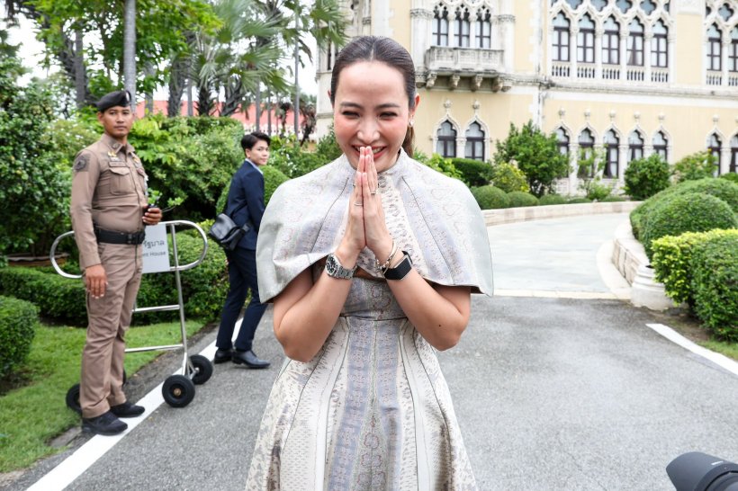 เปิดภาพภริยานายกฯ อนุทิน ขอพรสิ่งศักดิ์สิทธิ์ที่ทำเนียบ