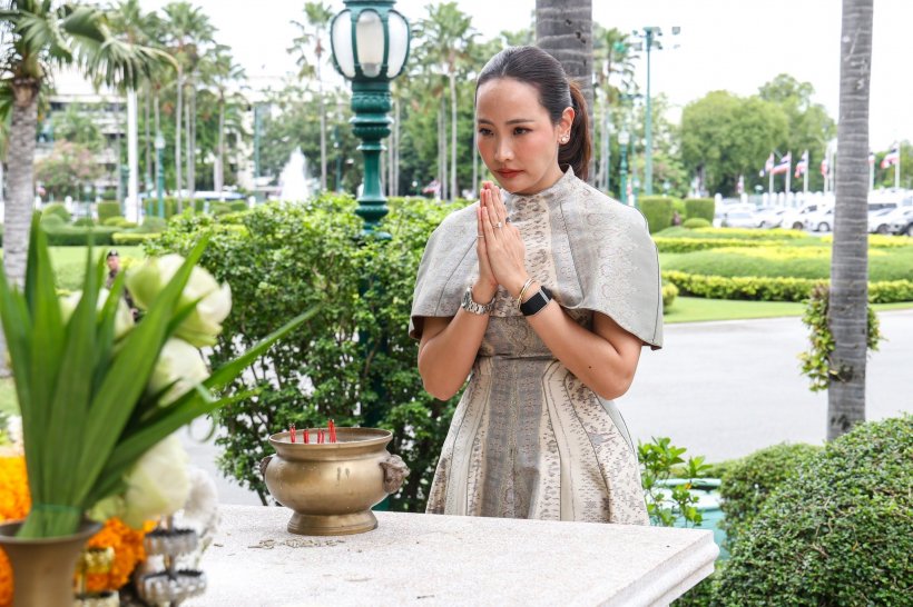 เปิดภาพภริยานายกฯ อนุทิน ขอพรสิ่งศักดิ์สิทธิ์ที่ทำเนียบ