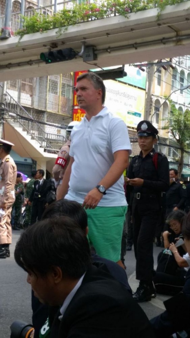 วิจารณ์หนัก นักข่าวต่างประเทศ สวมชุดไม่ดูกาลเทศะ กางเกงขาสั้น สีฉุดฉาด