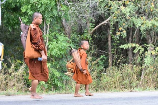 ส่อง สามเณรน้อย ใช้ชีวิตด้วยการ เดินเท้าเปล่า ธุดงค์กับภิกษุ ทำชาวเน็ตปลื้มใจ