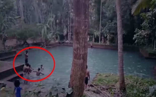 หนุ่มวัยรุ่น 10 คน ลงเล่นน้ำในบ่อเก่ากลางป่า สุดท้ายเกิดเรื่องไม่คาดฝันจังๆ !!!