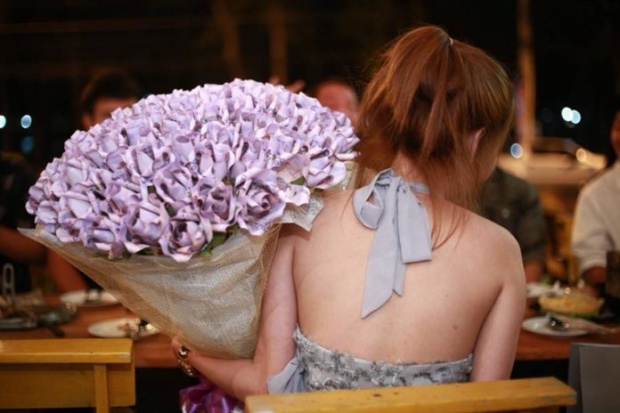 สายเปย์ตัวแม่!! สาวหอบดอกไม้พับด้วยแบงก์ 500 ช่อโต เซอร์ไพรส์วันเกิดแฟนหนุ่ม (มีคลิป)