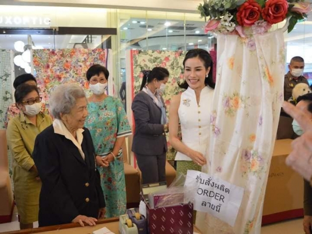 เจ้าคุณพระสินีนาฏฯ เปลี่ยนลุกส์ใหม่ เดินเลือกซื้อสินค้าในงานสายใจไทย