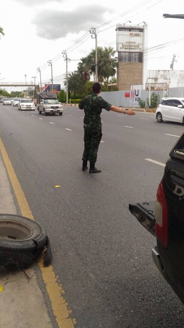 น้ำใจงาม!! พลทหารเจอรถยางแตกข้างถนน พอทำาดูใกล้ๆที่แท้ดารานนี้เอง