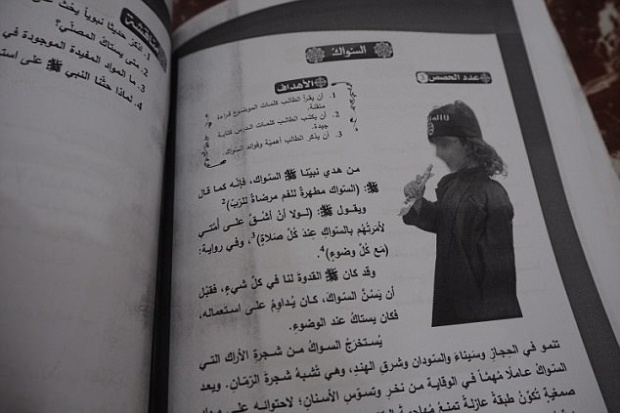 นี่มันล้างกระบวนการสมองชัดๆ มาดูหนังสือเรียนที่‘ISIS’ ใช้ปลูกฝังเด็กๆ ให้เข้าร่วมกองทัพ..!!